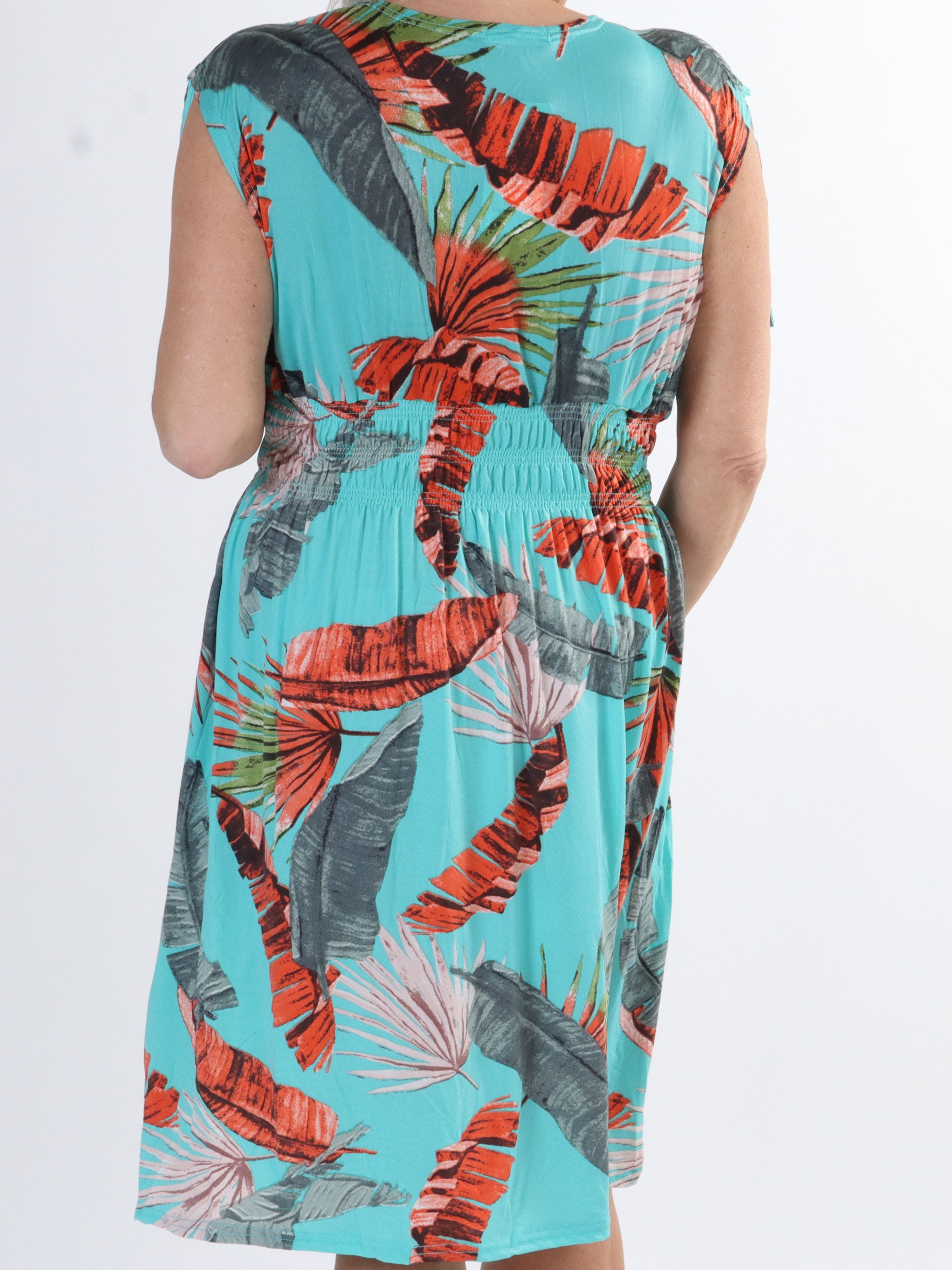 Pams Feather Short - Kort elastisk plus size kjole i krølfrit stof